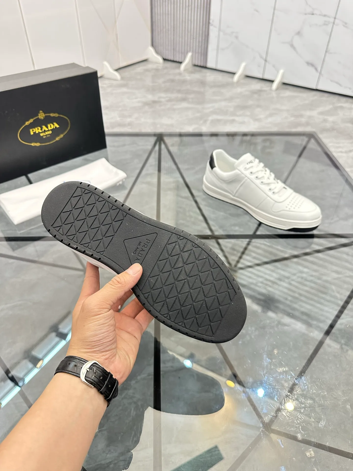 Men's shoes: 💰P400¥ Product trademark: Prada *"Prada*" low-top casual shoes Regular size: 38-44 (can be customized to 45) Product materials: imported cowhide upper, sheepskin lining, original outsole. Number: 020